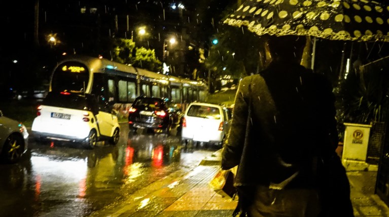 Άνοιξαν οι ουρανοί – Καταρρακτώδης βροχή στην Αθήνα