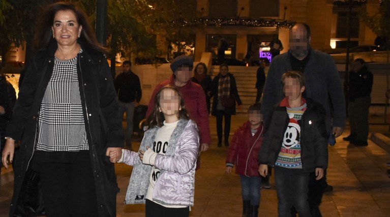 Η Ντόρα Μπακογιάννη με την εγγονή της στη φωταγώγηση του Συντάγματος