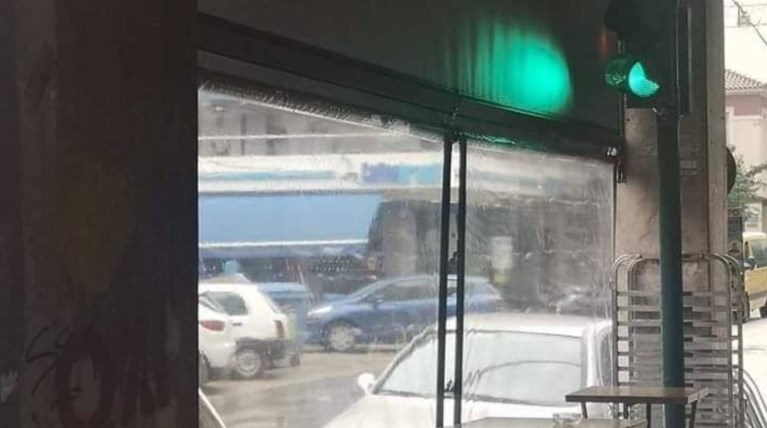Μόνο στην Ελλάδα! Φανάρι εκτός λειτουργίας κάτω από τέντα καφετέριας