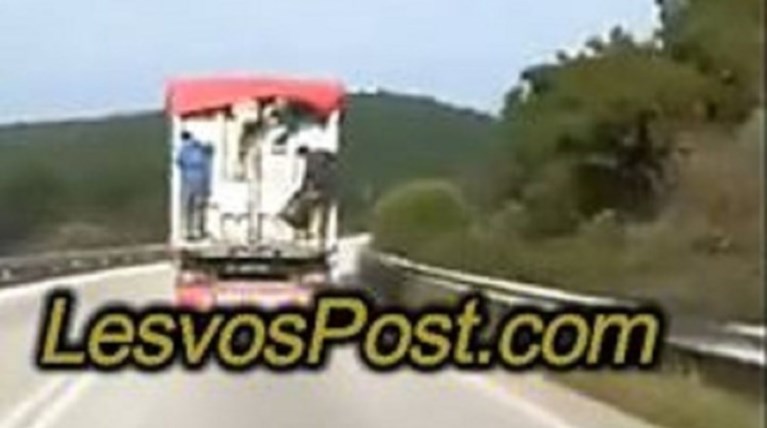 Λέσβος: Μετανάστες πηδούν από φορτηγό εν κινήσει [βίντεο]