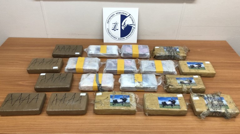 Βρήκαν 22 κιλά κοκαΐνης σε κρύπτη φορτηγού στη Μάνδρα [βίντεο]