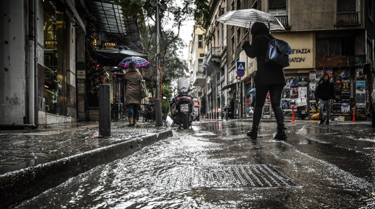 Χειμωνιάτικο το σκηνικό την Παρασκευή - Βροχές & καταιγίδες