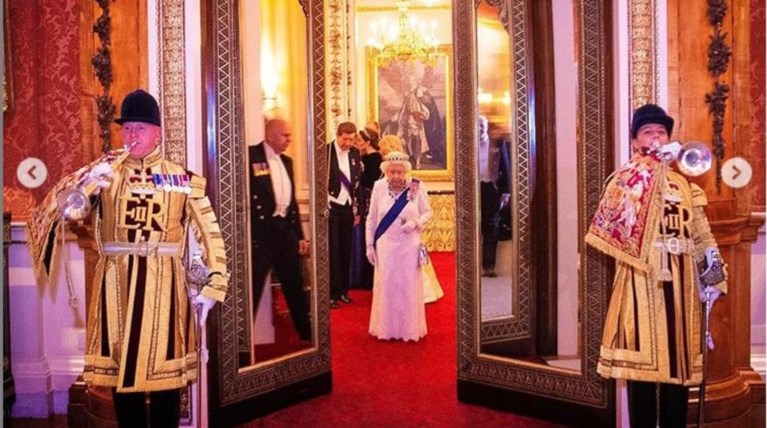 Η βασίλισσα φόρεσε την τιάρα που δεν δάνεισε στη Μέγκαν για τον γάμο της