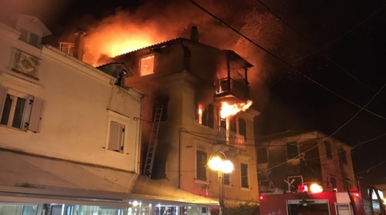 Κέρκυρα: Μεγάλη φωτιά σε τριώροφη μονοκατοικία