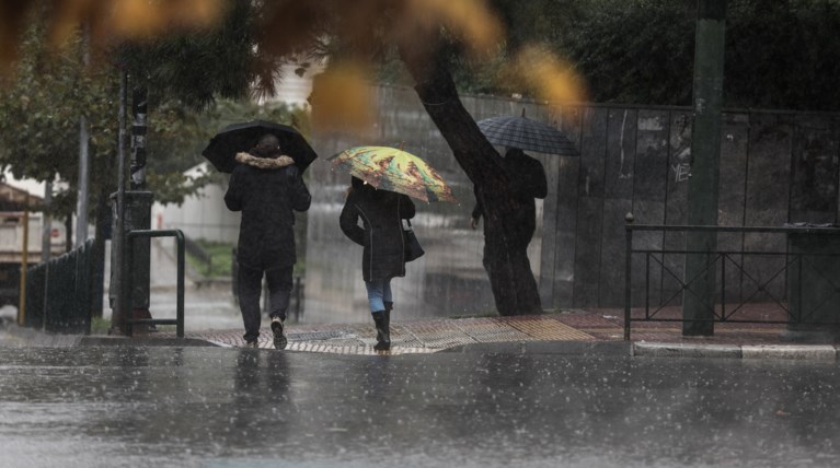 Βρέχει ασταμάτητα στην Αθήνα - Πού θα χτυπήσει τις επόμενες ώρες ο Ετεοκλής