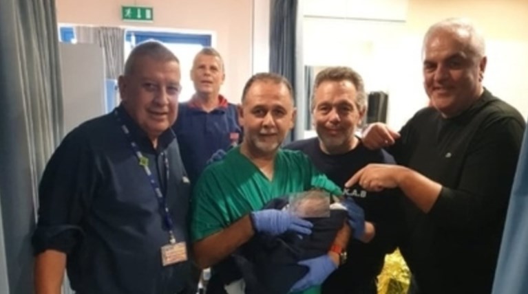 Γεννήθηκε μόλις προσγειώθηκε - Κοριτσάκι στο "Ελ. Βενιζέλος"