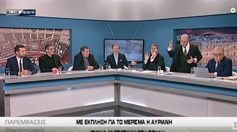 Χαμός με Μπογδάνο: Πέταξε μικρόφωνο, πήρε τον καφέ και έφυγε [βίντεο]