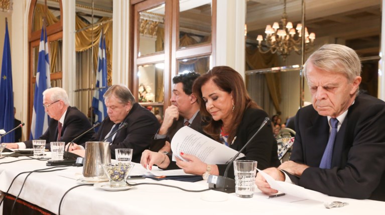 Αψιμαχία Βενιζέλου-Ντόρας: «Μιλάει το τότε ΠΑΣΟΚ»-«Είστε ντεμοντέ» [βίντεο]