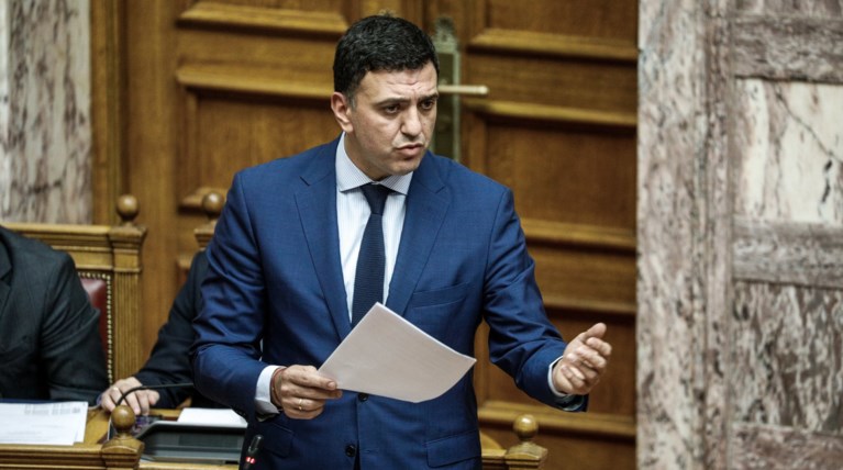 Ο Κικιλίας έπιασε στα «πράσα» τους φωτογράφους της Βουλής