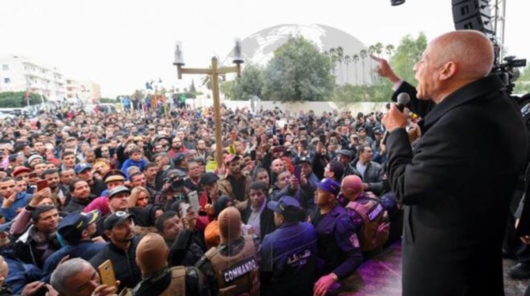 Τυνησία: Άνεργοι νέοι απείλησαν να αυτοκτονήσουν ομαδικά έξω από τη Βουλή