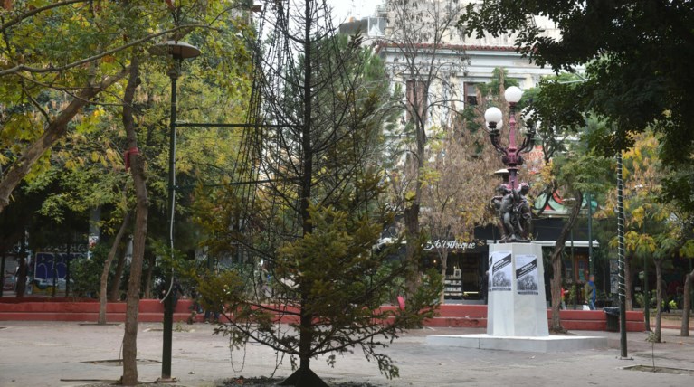 Αυτό απέμεινε από το Χριστουγεννιάτικο δέντρο στα Εξάρχεια- Ενα κουφάρι...
