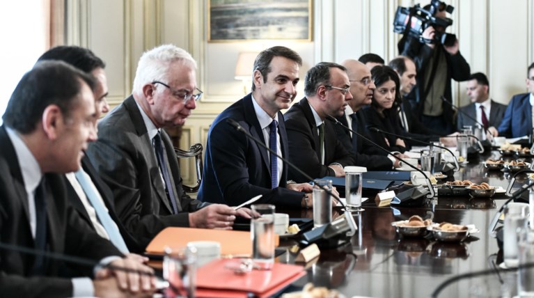 Δημοσκόπηση: Θετικό βαθμό για την κυβέρνηση Μητσοτάκη