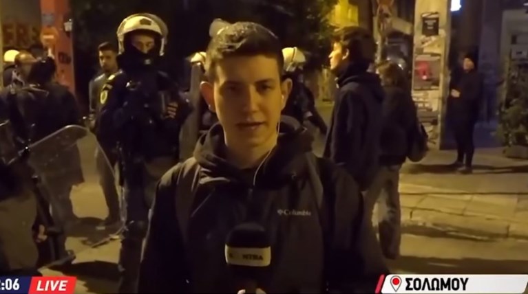 Ρεπόρτερ του Kontra έγινε viral και... καίει επαναστατικές καρδιές [βίντεο]