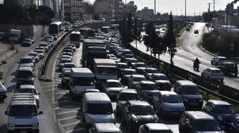 Κυκλοφοριακό χάος στον Κηφισό μετά από σύγκρουση φορτηγών