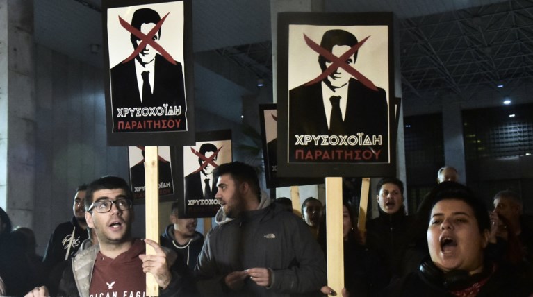 Τα πλακάτ του ΣΥΡΙΖΑ για την παραίτηση Χρυσοχοΐδη