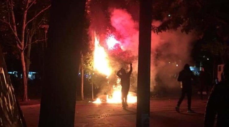 Εκαψαν και το δεύτερο χριστουγεννιάτικο δέντρο στα Εξάρχεια