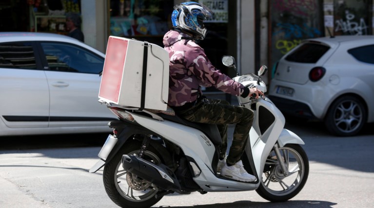 Παράγγελναν φαγητό για να ληστέψουν τους ντιλιβεράδες