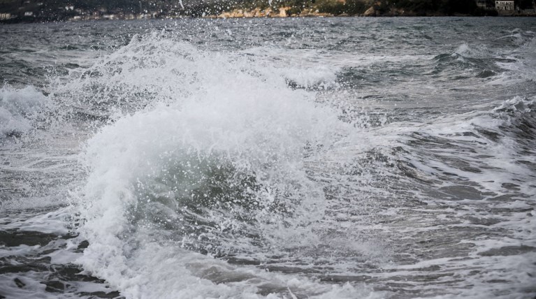 Απαγορευτικό απόπλου & θυελλώδεις άνεμοι – Κύματα 6 μέτρα