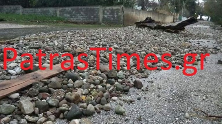 Πάτρα: Η θαλασσοταραχή έβγαλε τόνους πέτρες στην παραλιακή [εικόνες]