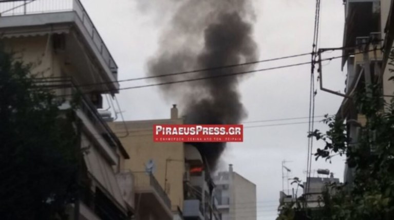 Σε εξέλιξη φωτιά σε πολυκατοικία στο Κερατσίνι