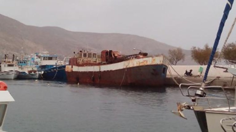 Βυθίστηκε φορτηγό πλοίο στο λιμάνι της Καλύμνου [εικόνες & βίντεο]