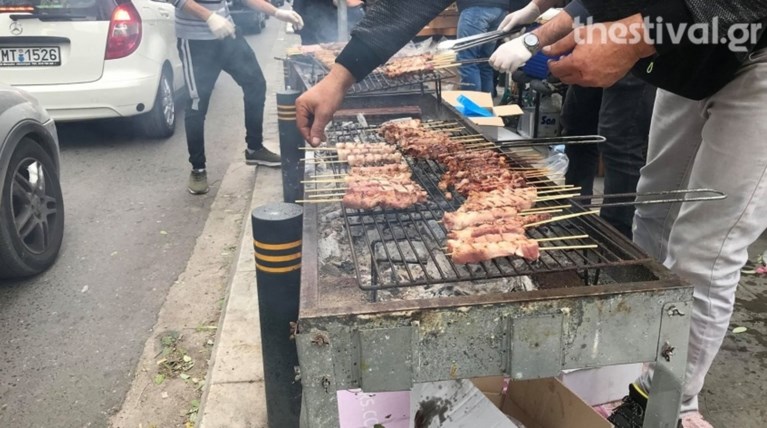 Θεσσαλονίκη: H πόλη γιορτάζει την Παραμονή...ψήνοντας!