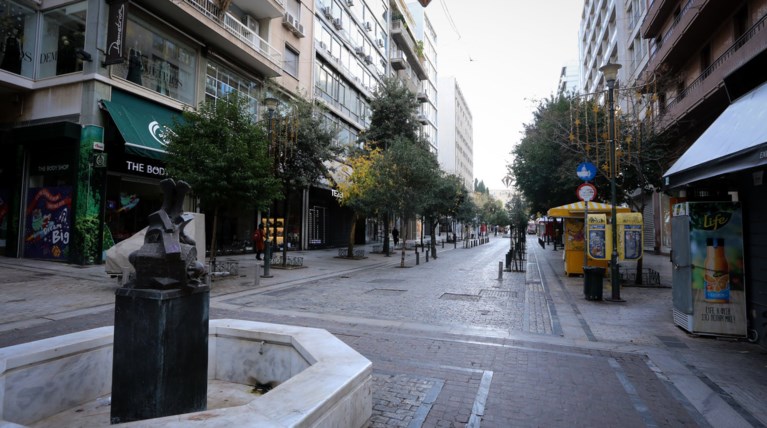 Πρωί Χριστουγέννων: Αδεια, ήρεμη & μοναδική σε ησυχία η Αθήνα [εικόνες]