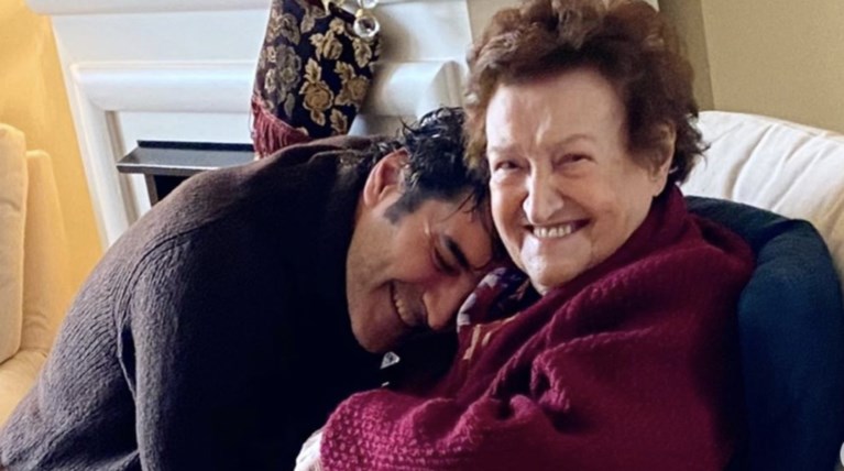 Ο Χριστόφορος Παπακαλιάτης αγκαλιά με την αγαπημένη του γιαγιά [εικόνα]