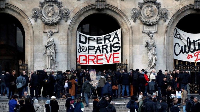 Σε απεργιακό κλοιό παραμένει η Γαλλία, δύσκολος αναμένεται ο Ιανουάριος