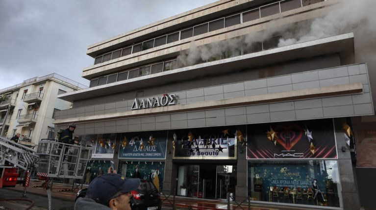 Φωτιά σε κτίριο που στεγάζεται πολυκατάστημα στη Μεσογείων - Φωτο