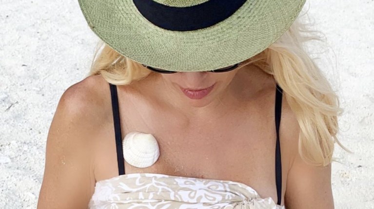 Ελένη Μενεγάκη: Οι νέες εντυπωσιακές "τροπικές"  φωτογραφίες