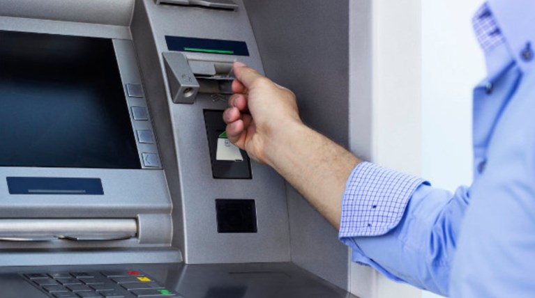 Πάτρα: 21χρονος έκανε… ζωάρα με τη χρεωστική πεθαμένης