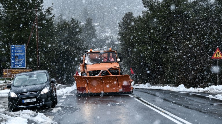 Ποιοι δρόμοι είναι κλειστοί λόγω χιονιά, απεγκλωβισμοί οδηγών [φωτό]