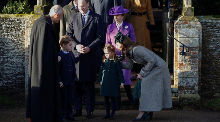 Αυτός είναι ο λόγος που σκύβει στο ύψος τους όταν μιλάει στα παιδιά της