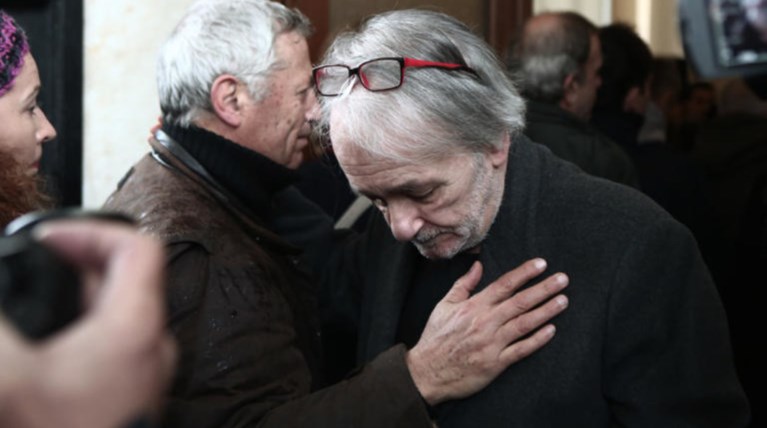 Θάνος Μικρούτσικος:Ράκος ο Ανδρέας Μικρούτσικος στην κηδεία του αδελφού του