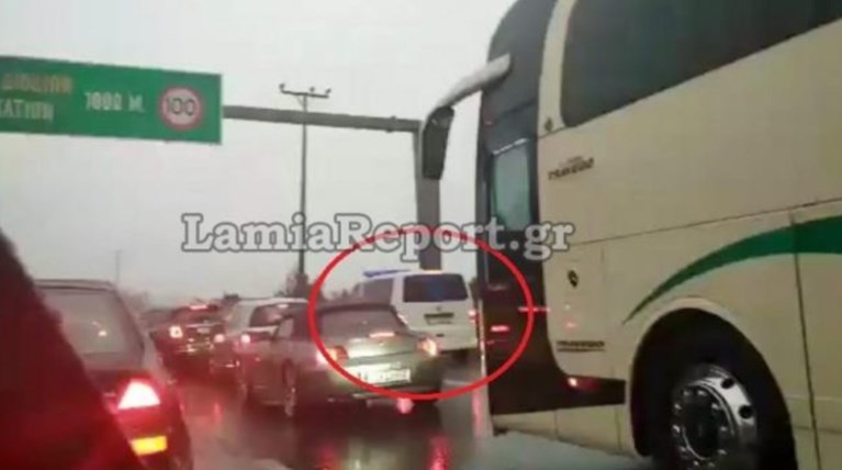 Απίστευτοι οδηγοί: Εκλεισαν τη ΛΕΑ στην εθνική οδό και μπλόκαραν ασθενοφόρο