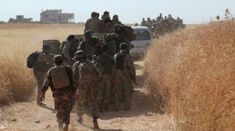 Σύροι αντάρτες υπογράφουν συμβάσεις για «σωματοφύλακες» στη Λιβύη