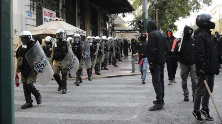 Νέα επίθεση με πέτρες και ξύλα εναντίον ΜΑΤ στα Εξάρχεια