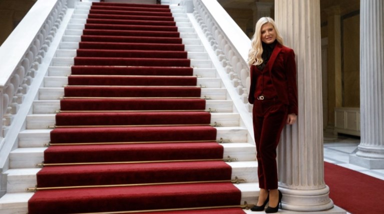 Η Μαρίνα Πατούλη δίνει σόου στο Προεδρικό Μέγαρο με total velvet look
