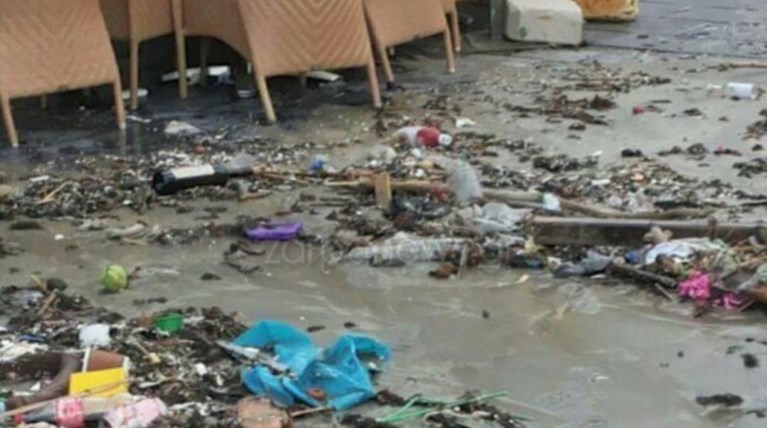 Απίστευτο θέαμα: Ο καιρός έβγαλε σκουπίδια από τη θάλασσα στα Χανιά