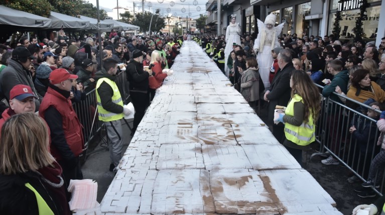 Περιστέρι: Βασιλόπιτα γίγας 5 τόνων & 300 τμ, με 200 φλουριά!