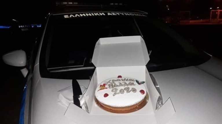 Αγρίνιο: Έκοψαν βασιλόπιτα στο περιπολικό