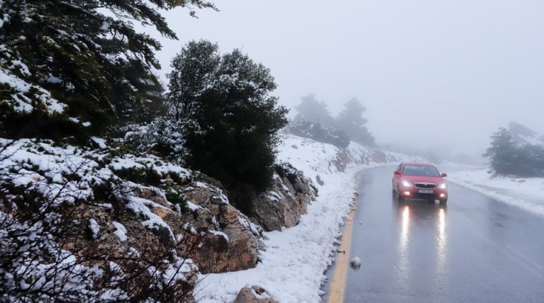 Νέα ψυχρή εισβολή - Χιονίζει στα βόρεια προάστια της Αττικής