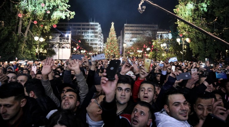 Χαμός με τις φωτό από το Σύνταγμα την Πρωτοχρονιά- Μόνο άντρες μετανάστες
