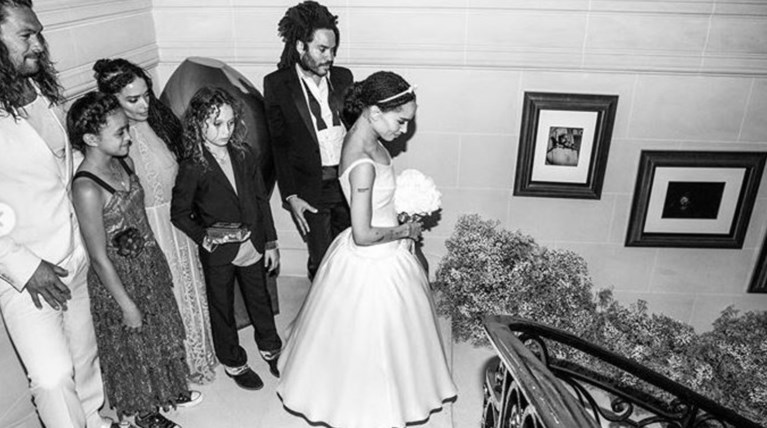 Ζόε Κράβιτς: Υπέροχες ασπρόμαυρες φωτογραφίες από τον γάμο της στο Παρίσι