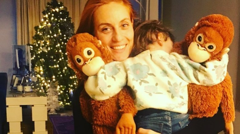 Η Ελεονώρα Μελέτη άβαφη, μας εύχεται «Χρόνια Πολλά» αγκαλιά με την κόρη της