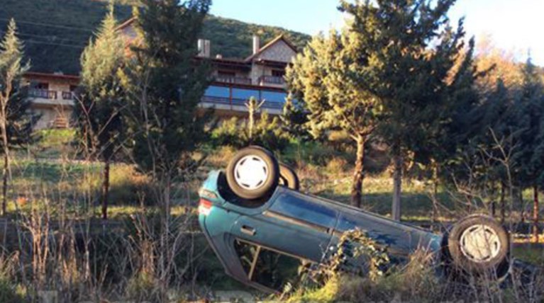 Αυτοκίνητο τούμπαρε λόγω πάγου και βρέθηκε εκτός δρόμου - Φωτο