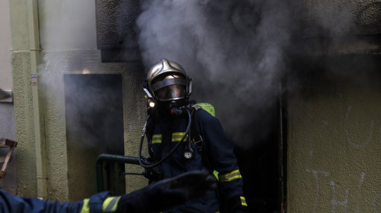 Πυρκαγιά σε κτίριο στον Πειραιά - 6 οχήματα της Πυροσβεστικής ενεργούν