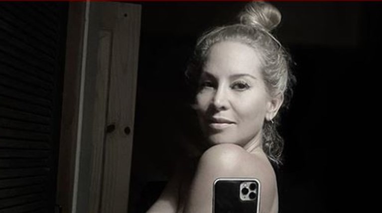 Η Αννίτα Ναθαναήλ φωτογραφίζεται γυμνή στα 51 της