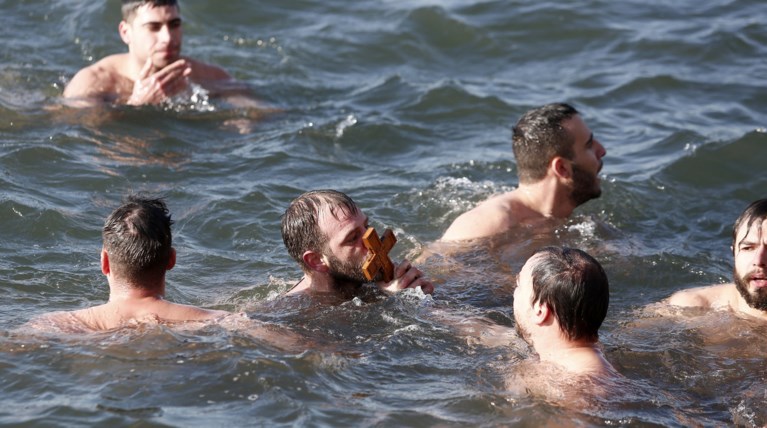 Παρά το κρύο 20 γενναίοι βούτηξαν στον Θερμαΐκό για τον Σταυρό